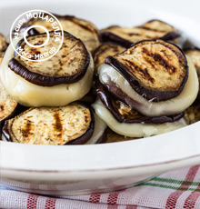 Кружочки из баклажанов и моцареллы